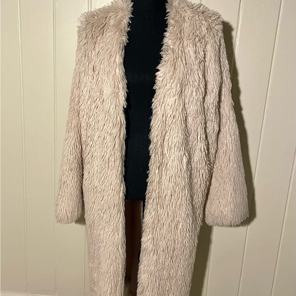 Jackets & Blazers - Women's Cream Shaggy Faux Fur Coat .. THE coat 🥳 L